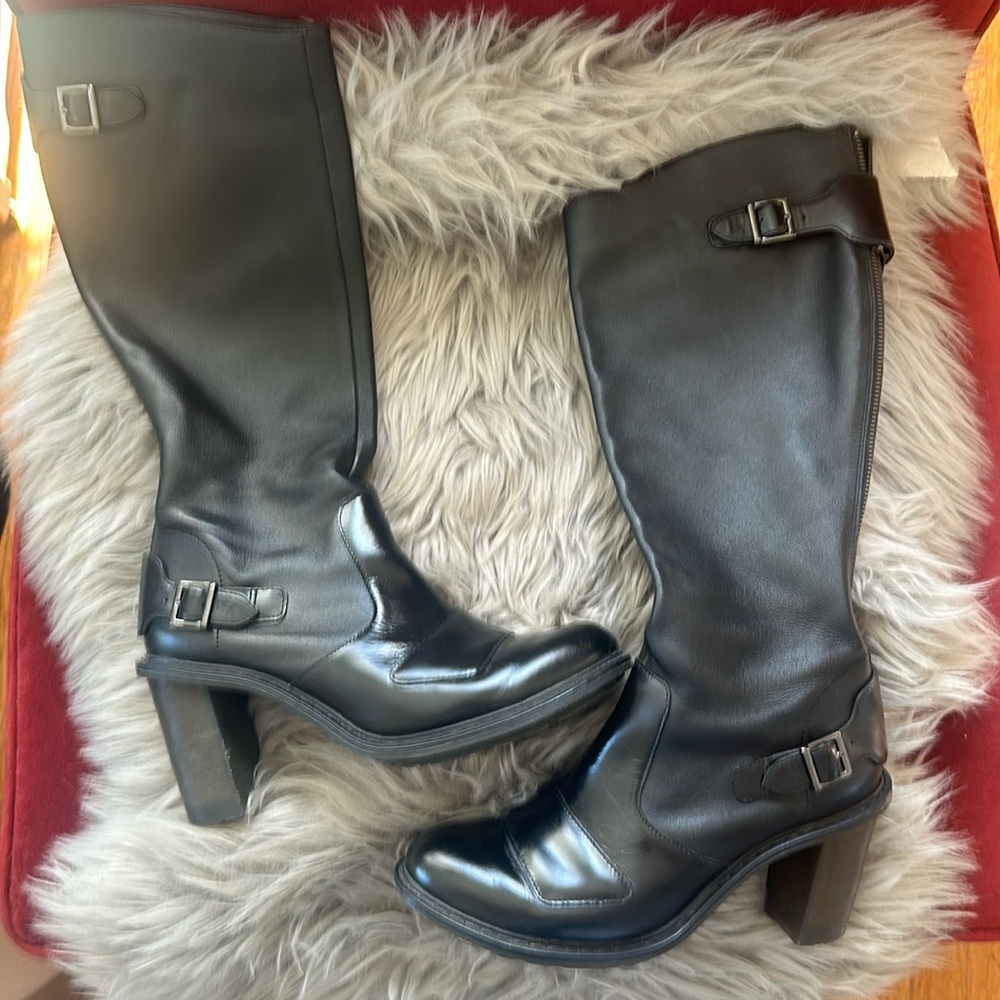 Knee high Doc Marten women's boots, rarely worn in great condition